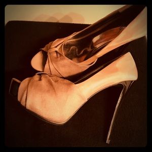 New Carlos By Carlos Santana Taupe Pumps 10M.